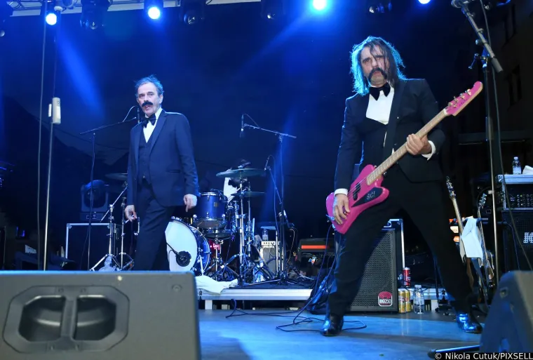 Let 3 u Sisku napravio spektakl dostojan Eurosonga! Promijenili su dva outfita, Prlja skinuo brkove, a Mrle...