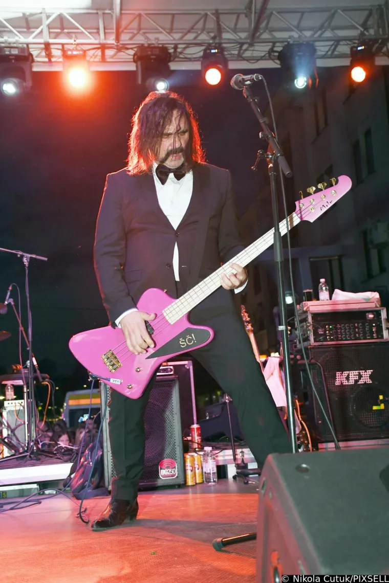 Let 3 u Sisku napravio spektakl dostojan Eurosonga! Promijenili su dva outfita, Prlja skinuo brkove, a Mrle...