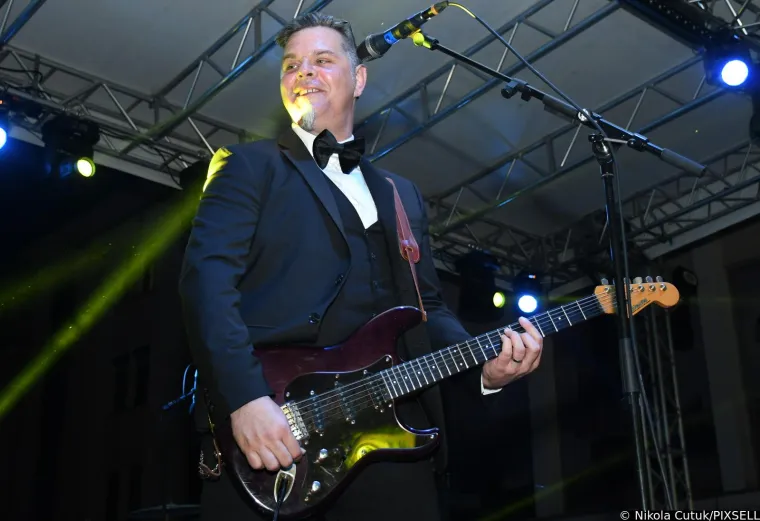 Let 3 u Sisku napravio spektakl dostojan Eurosonga! Promijenili su dva outfita, Prlja skinuo brkove, a Mrle...