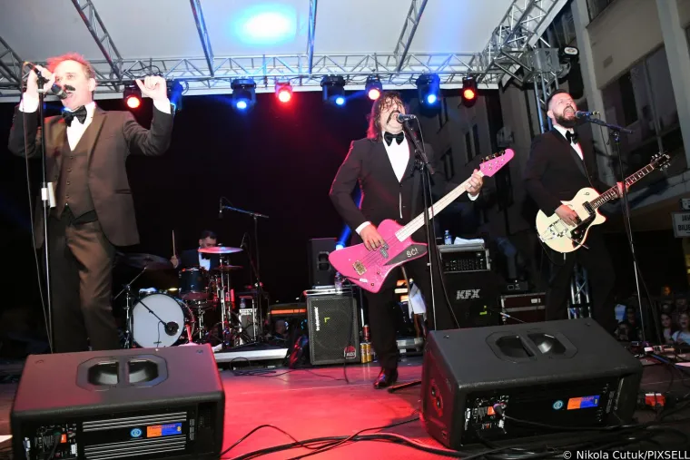 Let 3 u Sisku napravio spektakl dostojan Eurosonga! Promijenili su dva outfita, Prlja skinuo brkove, a Mrle...