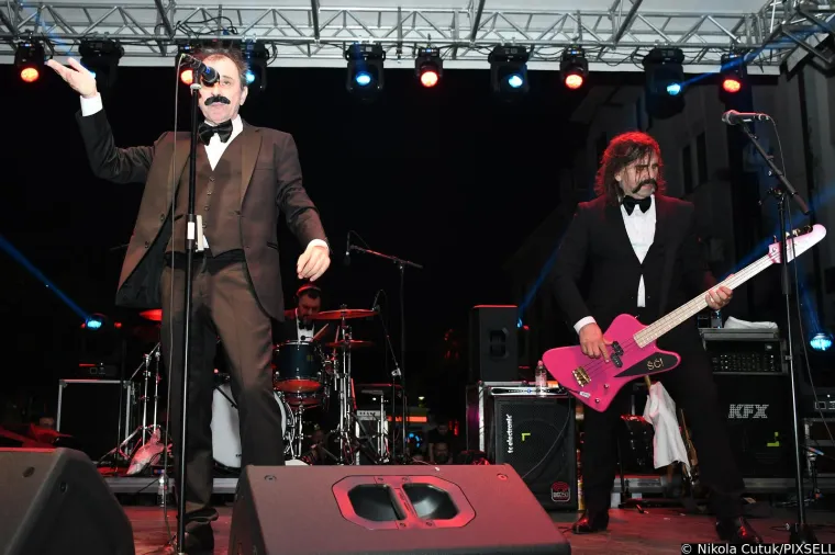 Let 3 u Sisku napravio spektakl dostojan Eurosonga! Promijenili su dva outfita, Prlja skinuo brkove, a Mrle...