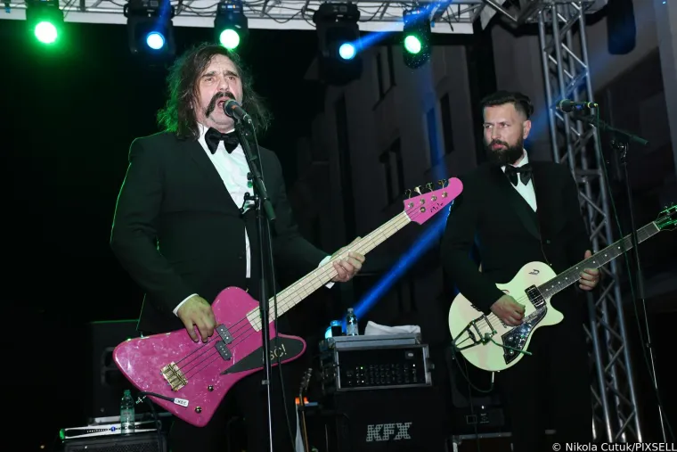 Let 3 u Sisku napravio spektakl dostojan Eurosonga! Promijenili su dva outfita, Prlja skinuo brkove, a Mrle...