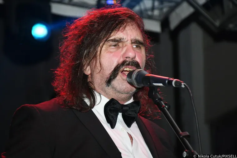 Let 3 u Sisku napravio spektakl dostojan Eurosonga! Promijenili su dva outfita, Prlja skinuo brkove, a Mrle...