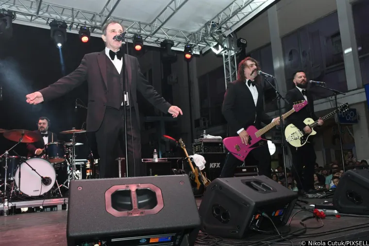 Let 3 u Sisku napravio spektakl dostojan Eurosonga! Promijenili su dva outfita, Prlja skinuo brkove, a Mrle...