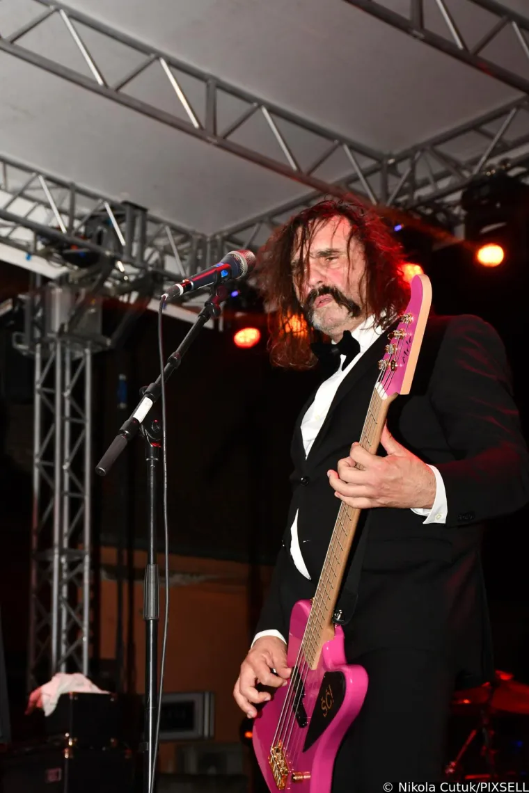 Let 3 u Sisku napravio spektakl dostojan Eurosonga! Promijenili su dva outfita, Prlja skinuo brkove, a Mrle...