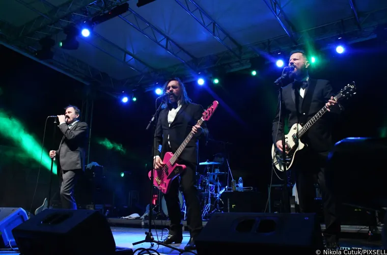 Let 3 u Sisku napravio spektakl dostojan Eurosonga! Promijenili su dva outfita, Prlja skinuo brkove, a Mrle...