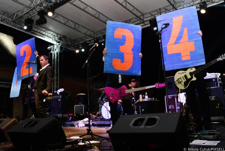 Let 3 u Sisku napravio spektakl dostojan Eurosonga! Promijenili su dva outfita, Prlja skinuo brkove, a Mrle...