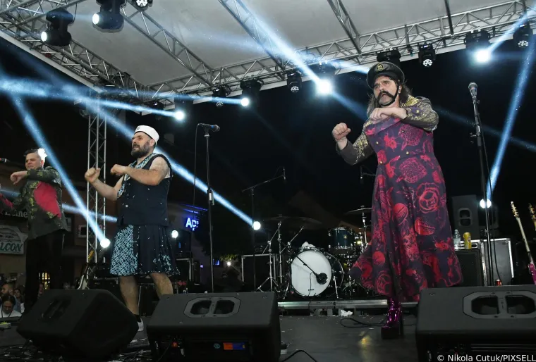 Let 3 u Sisku napravio spektakl dostojan Eurosonga! Promijenili su dva outfita, Prlja skinuo brkove, a Mrle...