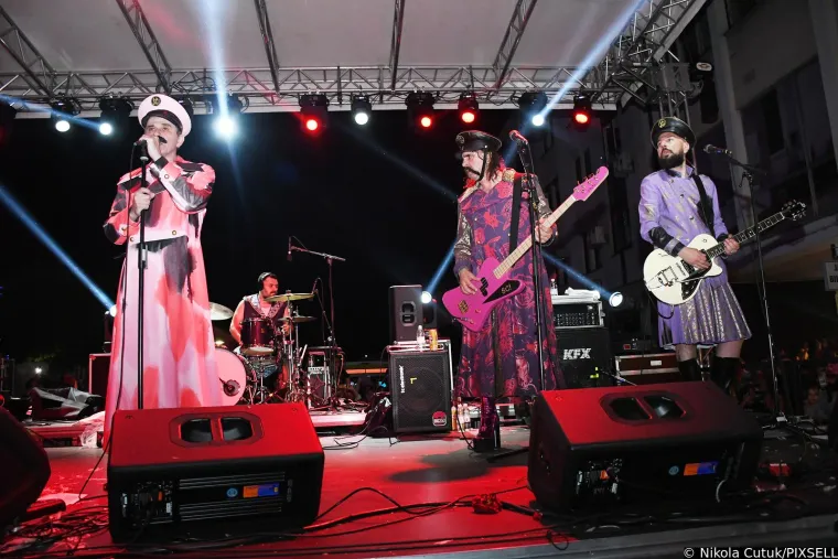 Let 3 u Sisku napravio spektakl dostojan Eurosonga! Promijenili su dva outfita, Prlja skinuo brkove, a Mrle...