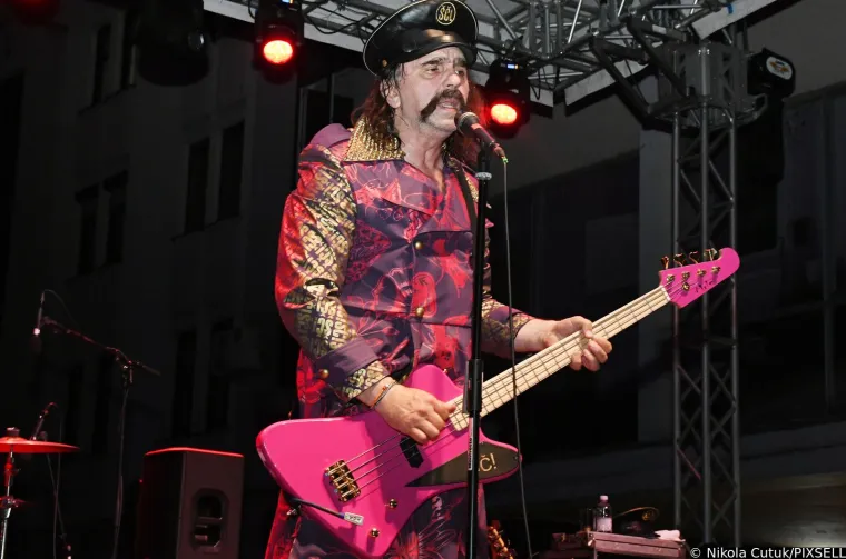 Let 3 u Sisku napravio spektakl dostojan Eurosonga! Promijenili su dva outfita, Prlja skinuo brkove, a Mrle...