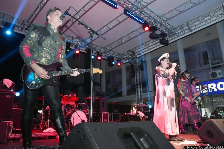 Let 3 u Sisku napravio spektakl dostojan Eurosonga! Promijenili su dva outfita, Prlja skinuo brkove, a Mrle...