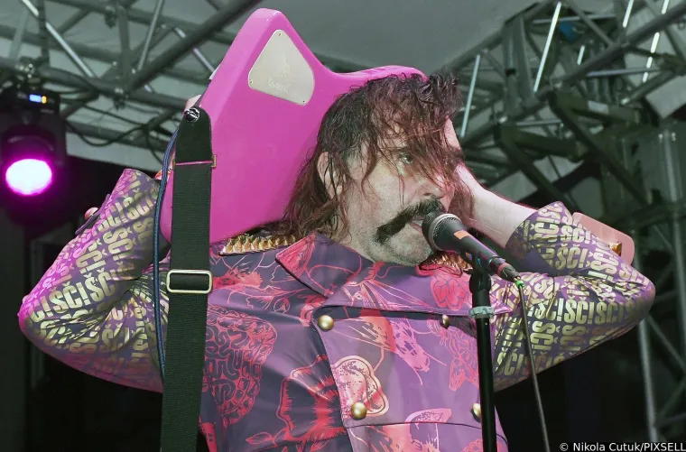 Let 3 u Sisku napravio spektakl dostojan Eurosonga! Promijenili su dva outfita, Prlja skinuo brkove, a Mrle...