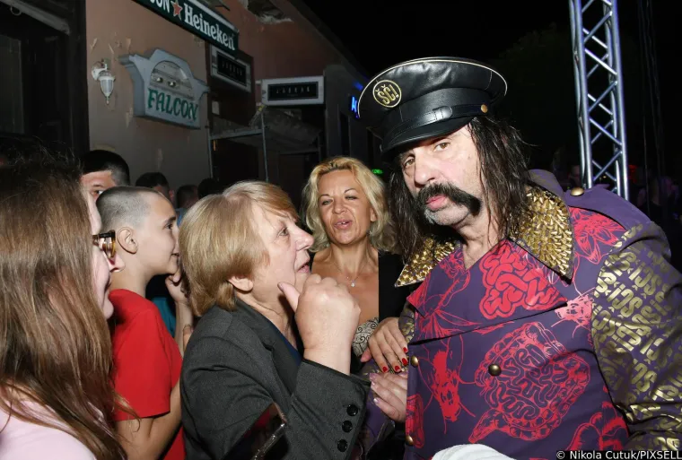 Let 3 u Sisku napravio spektakl dostojan Eurosonga! Promijenili su dva outfita, Prlja skinuo brkove, a Mrle...