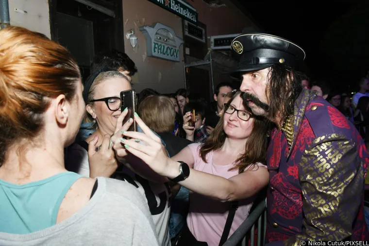 Let 3 u Sisku napravio spektakl dostojan Eurosonga! Promijenili su dva outfita, Prlja skinuo brkove, a Mrle...