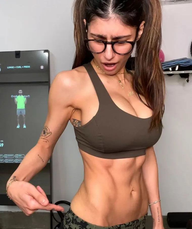 Mia Khalifa &scaron;okirala tvrdnjama: 'On me prisilio da snimam porniće kad mi je bilo samo 20! Koristio me kao igračku...'