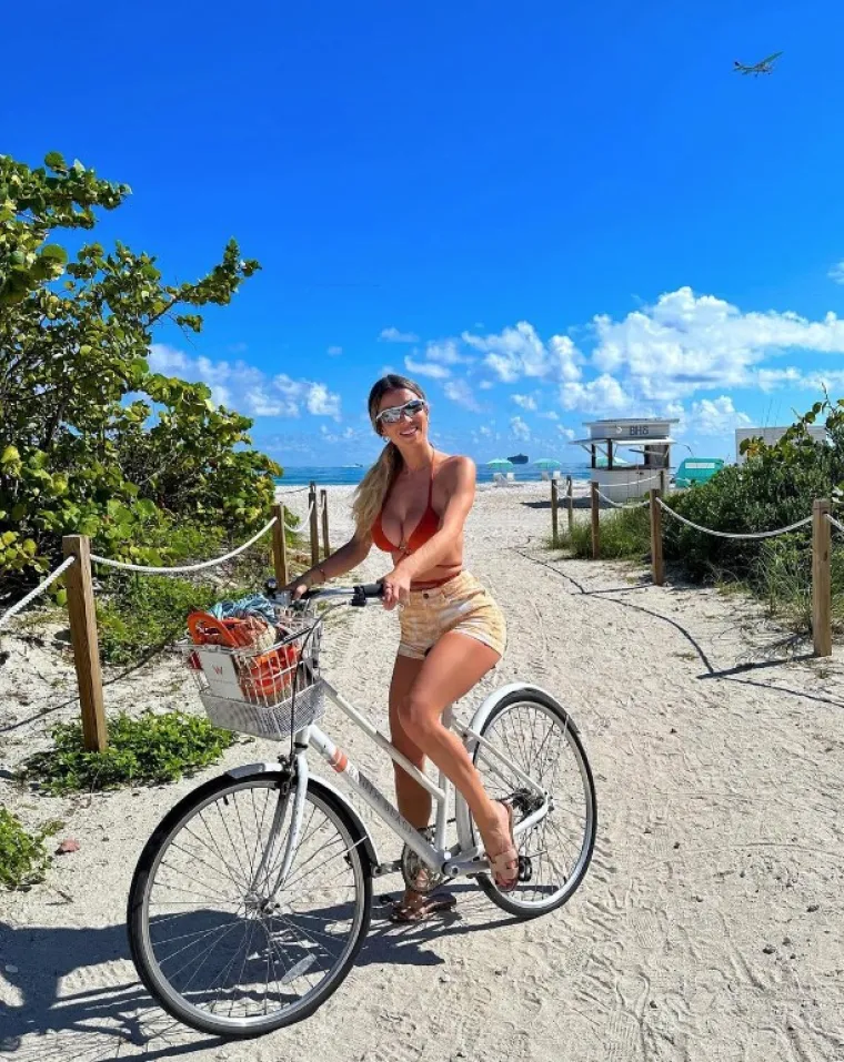 Diletta otkrila veliku vijest pa u &scaron;estom mjesecu trudnoće zablistala u haljini s visokim prorezom