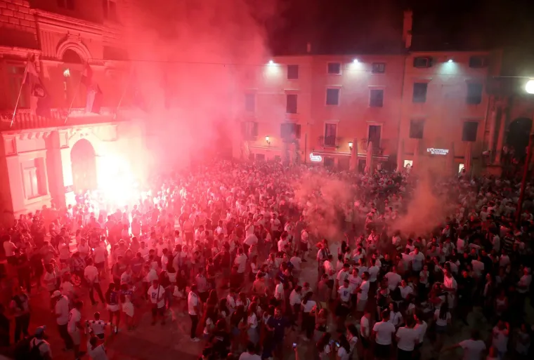 'Bog je stvorija čovika, a Zadar ko&scaron;arku': Velika fe&scaron;ta iz dvorane se preselila na Narodni trg