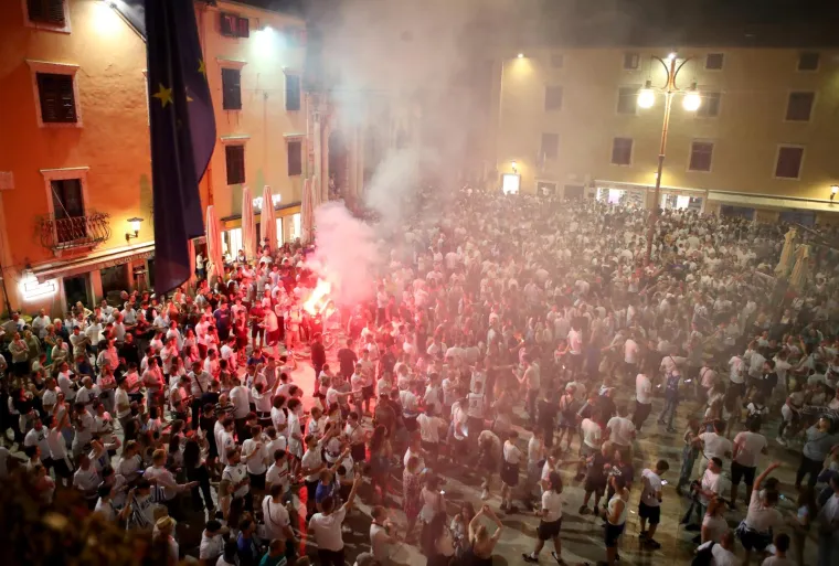 'Bog je stvorija čovika, a Zadar ko&scaron;arku': Velika fe&scaron;ta iz dvorane se preselila na Narodni trg