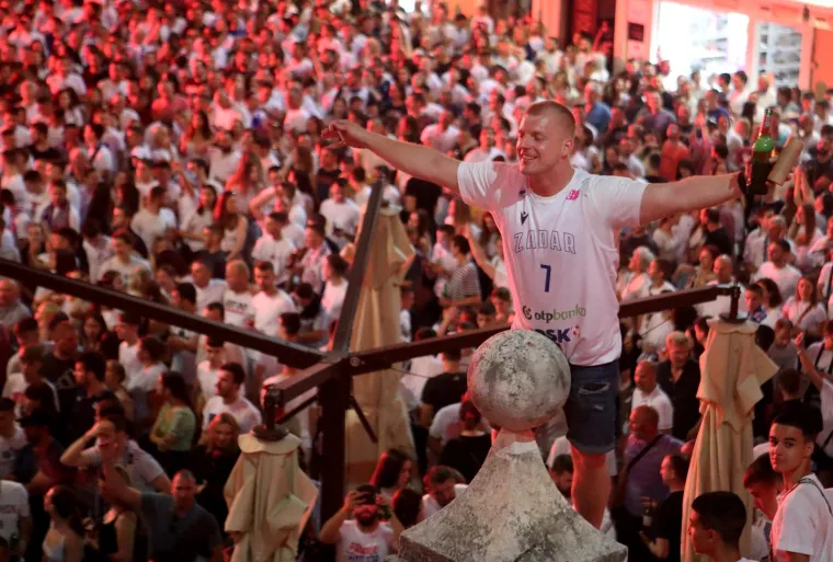 'Bog je stvorija čovika, a Zadar ko&scaron;arku': Velika fe&scaron;ta iz dvorane se preselila na Narodni trg