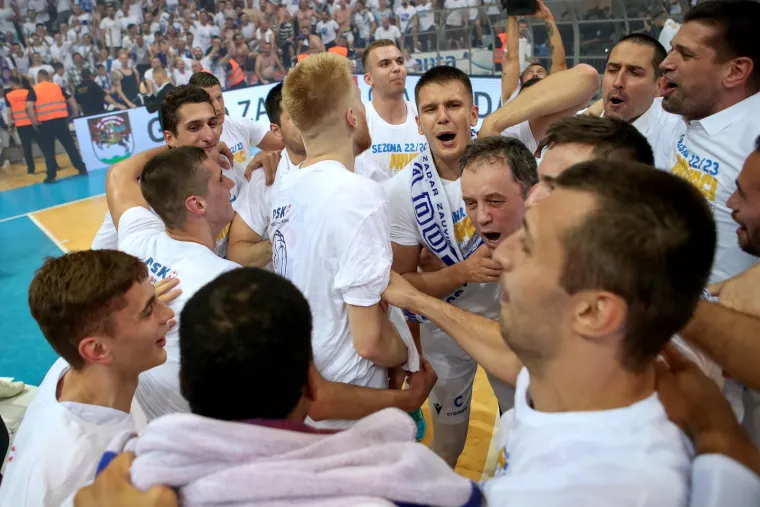 'Bog je stvorija čovika, a Zadar ko&scaron;arku': Velika fe&scaron;ta iz dvorane se preselila na Narodni trg