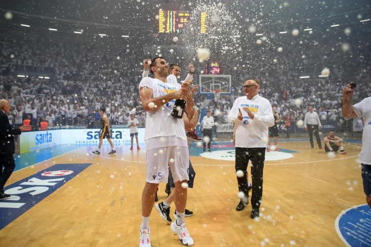 'Bog je stvorija čovika, a Zadar ko&scaron;arku': Velika fe&scaron;ta iz dvorane se preselila na Narodni trg