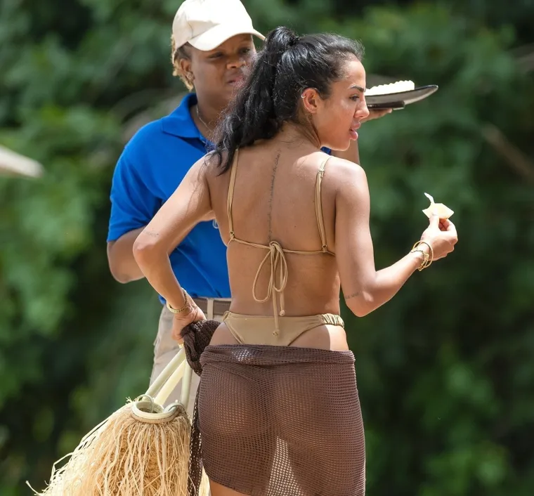 Glumica jedva ukrotila neposlu&scaron;ne grudi u oskudnom badiću: Dok nam oblaci i ki&scaron;a kvare dan, pogledajte &scaron;to je radila na plaži