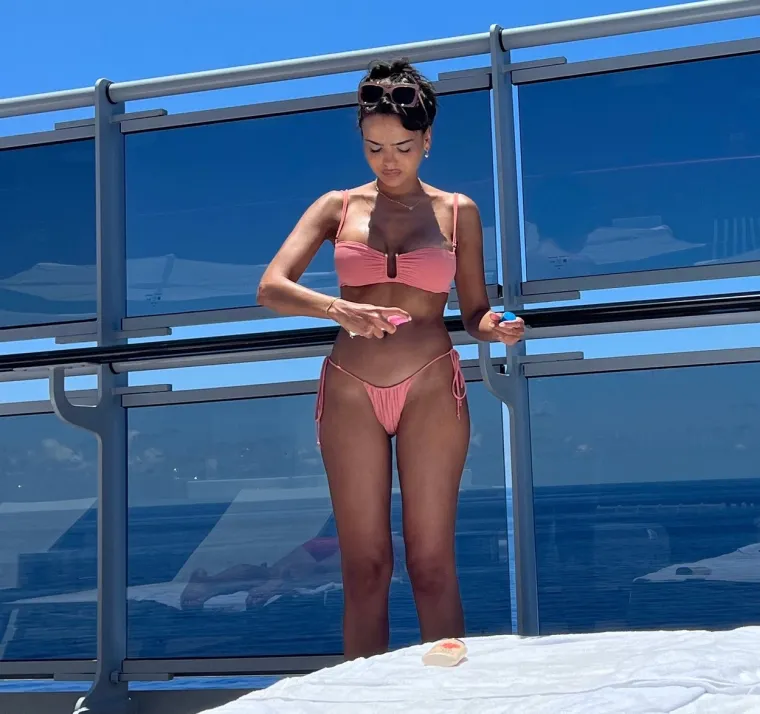 Lisa Ramos s koktelom u ruci upijala je sunce, a paparazzima se itekako isplatilo što su je vrebali