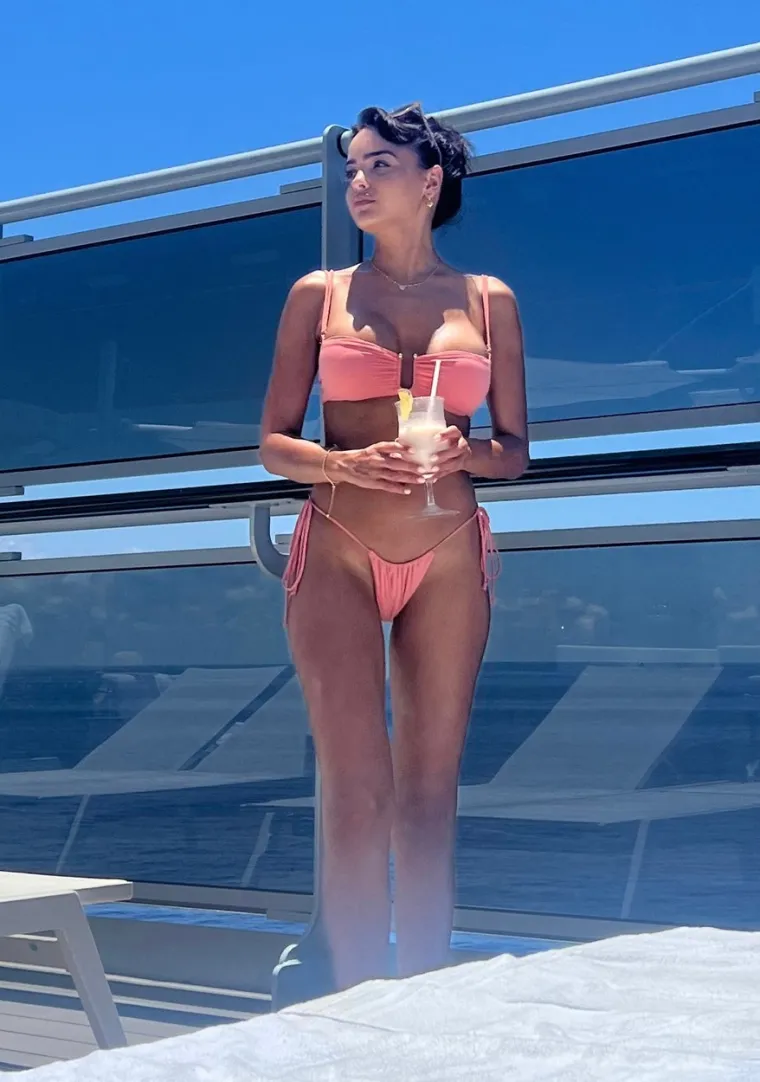 Lisa Ramos s koktelom u ruci upijala je sunce, a paparazzima se itekako isplatilo što su je vrebali