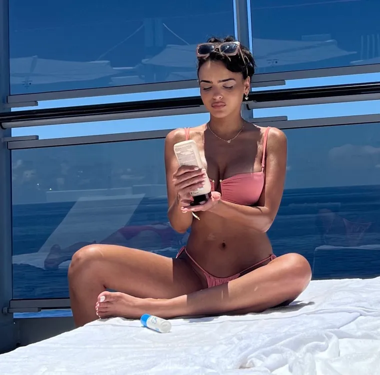 Lisa Ramos s koktelom u ruci upijala je sunce, a paparazzima se itekako isplatilo što su je vrebali