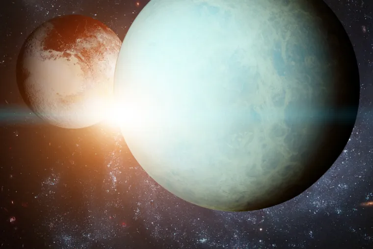 Uran je otkriven prije Antarktike: U ožujku 1781. astronom William Herschel uočio je nešto za što je vjerovao da je komet ili zvijezda dok je &quot;ispitivao male zvijezde&quot; na nebu. Jedan, &quot;vidljivo veći od ostalih&quot;, zapazio ga je i, nakon mjeseci kontinuiranog proučavanja i promatranja, astronomska zajednica potvrdila je da je to zapravo planet - prvi planet koji je otkriven pomoću teleskopa. Herschel je htio nazvati svoje otkriće Georgium Sidus u čast kralja Georgea III. od Velike Britanije, ali je njegov kolega Johann Elert Bode pobijedio kada je predložio ime Uran 1783. godine. Prva zabilježena viđenja Antarktike datiraju iz 1820. godine, kada su ljudi na dva ruska broda, Vostoku i Mirnyi, uočili kopnenu masu. Otprilike 50 godina ranije, kapetan James Cook plovio je Antarktičkim krugom, ali tijekom svog putovanja nije vidio kontinent. Ubrzo nakon što je ruski kapetan Thaddeus von Bellingshausen zabilježio svoje otkriće, časnik Britanske kraljevske mornarice Edward Bransfield, dio obližnje kartografske ekspedicije, primijetio je da vidi &quot;visoke planine, prekrivene snijegom&quot;.