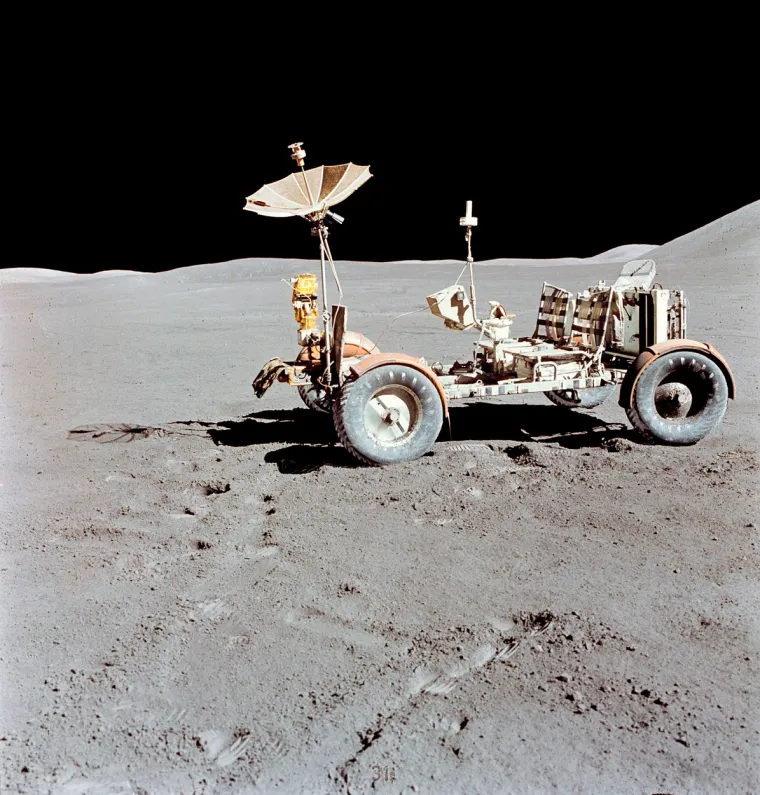 NASA je vozila buggy po Mjesecu iste godine kada su Švicarke dobile pravo glasa:
Službeno nazvan Lunar Roving Vehicle, LRV koji su vozili astronauti Apolla 15 David Scott i Jim Irwin u srpnju 1971. bio je prvi od triju vozila na Mjesecu. Kad su Scott i Irwin prešli Mjesečevu površinu, izvijestili su da se rover osjećao kao &quot;bucky bronco&quot; i da je brzina od 9,6 km/h bila izazov. Ranije te iste godine, švicarska vlada dala je ženama pravo glasa. Savezni referendum koji je prošao u veljači 1971. - odobrilo ga je 65,7 posto muškog biračkog tijela - bio je drugi takve vrste. 