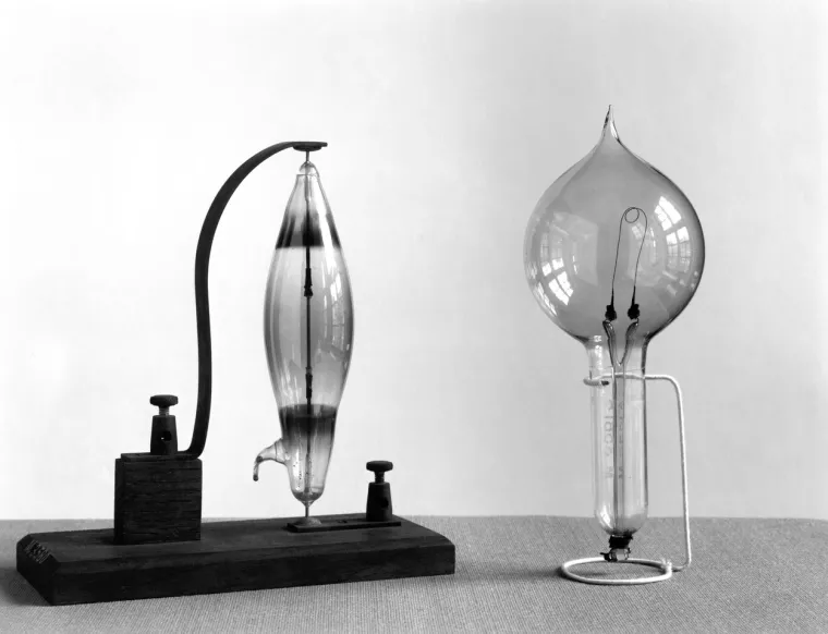 I telefon i žarulja patentirani su prije gotovo 150 godina: Telefone je prvi patentirao u SAD-u 1876. Škot Alexander Graham Bell, iako je prvi uređaj sličan telefonu napravio Talijan Antonio Meucci oko 1850. Drugi kandidat za oživljavanje telefona je Elisha Gray, Amerikanka koja je navodno pokušala dobiti patent za uređaj istog dana kad i Bell. Bez obzira na to, datum prvog američkog patenta je 1876. - tri godine prije onog koji je dan žarulji sa žarnom niti. Žarulje, koje je patentirao Thomas Edison 1879. godine, razvijene su tijekom ranog 19. stoljeća u Engleskoj, iako su imale kratak životni vijek i bile skupe za izradu. Edison (i njegovi izumitelji u Menlo Parku) zaslužni su za stvaranje dugotrajnije, pristupačne alternative.