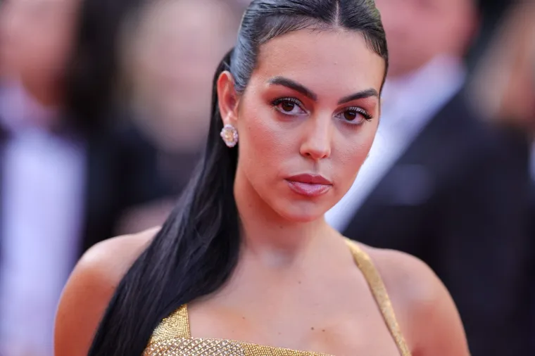 Georgina dobila opasnu konkurenciju: Na Bliski Istok sa slavnim nogometašem stiže i ljepotica koja sve o sebi skriva 'kao zmija noge'