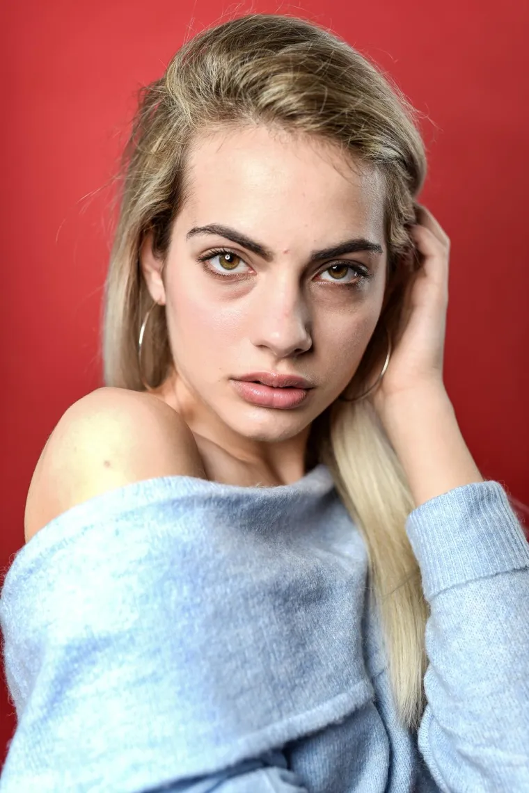Iako su isprva bili samo prijatelji među njima je brzo zaiskrilo te su vezu potvrdili 2019. zajedničkom fotografijom na Instagramu.


