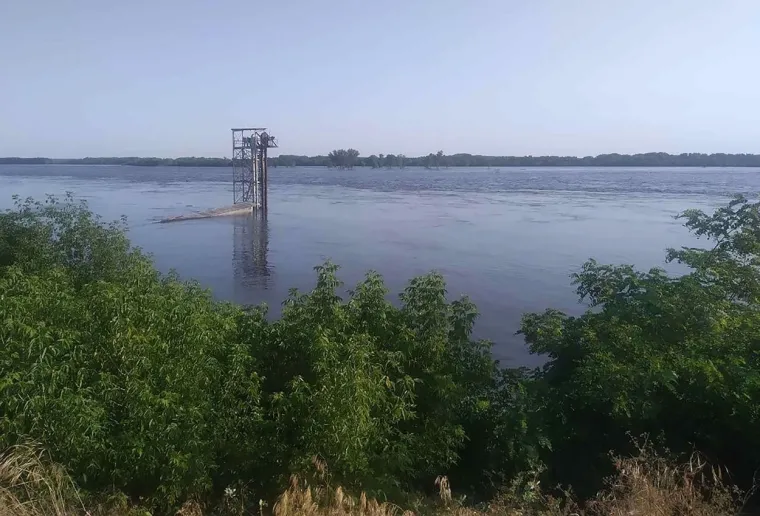 Voda se probija kroz puknutu branu: Počela evakuacija stanovnika poplavljenog grada na jugu Ukrajine
