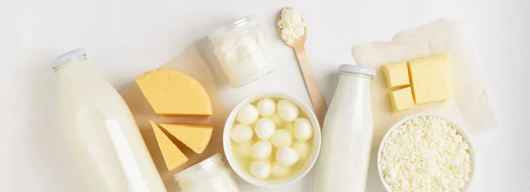 Izbjegavajte mliječne proizvode: Zahvaljujući proteinu koji se zove kazein, milkshakeovi i plate sa sirom mogu biti vaš najgori neprijatelj - bez obzira na to koliko su primamljivi po sunčanom vremenu. To je zato što se pokazalo da kod nekih ljudi povećava proizvodnju sluzi. &apos;Iz tog razloga se preporučuje da osobe s peludnom groznicom ili alergijama izbjegavaju večernju konzumaciju mliječnih proizvoda&apos;, savjetovala je Sammy. &apos;Budući da mogu pogoršati začepljenost i druge simptome. Čineći to, ljudi s peludnom groznicom i alergijama mogu doživjeti smanjenje proizvodnje sluzi i zagušenja, što dovodi do poboljšanog disanja i mirnijeg sna.&apos;