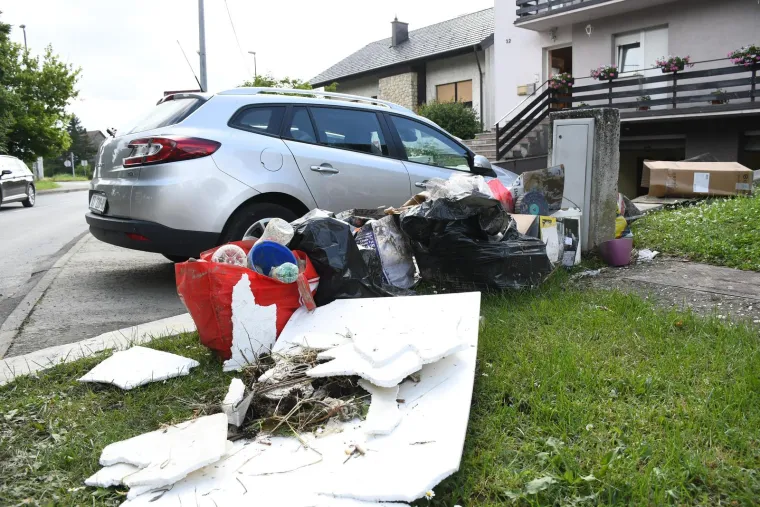 Jadni ljudi u Kutini, pogledajte kako su im bujice poharale grad: Ceste su polomljene, podrumi uništeni...