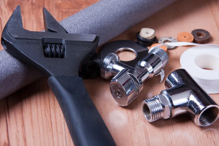 2. Zamijenite stare brtve: Zbog dotrajalih ventila (brtvi) često curi voda na slavinama. Ako slavina kapa brzinom od jedne kapi u sekundi, dnevno se gubi oko 17 litara vode. 