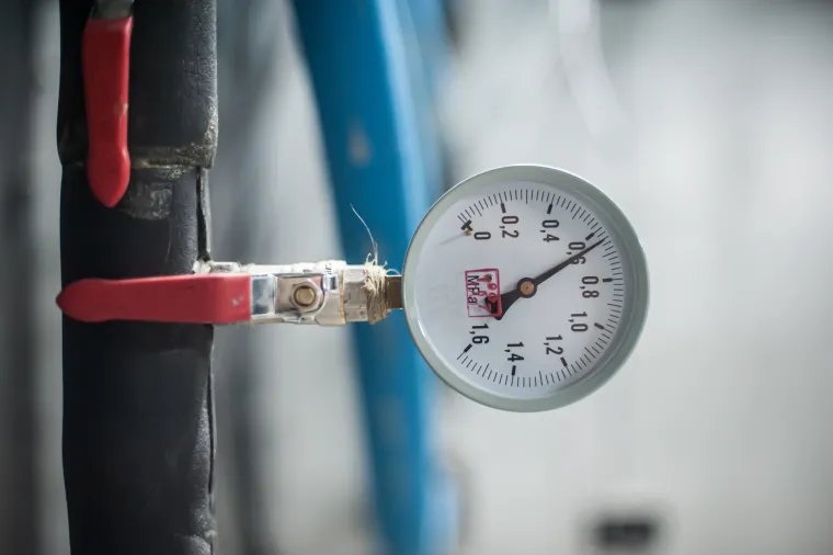 7. Ugradite regulator tlaka: Ugradite regulator tlaka za kućne vodovodne instalacije. Regulacija tlaka važna je za preventivnu zaštitu cjevovoda od pojave puknuća, ali ima učinak i na manju potrošnju vode (od pet do 15 posto), piše Tportal. 