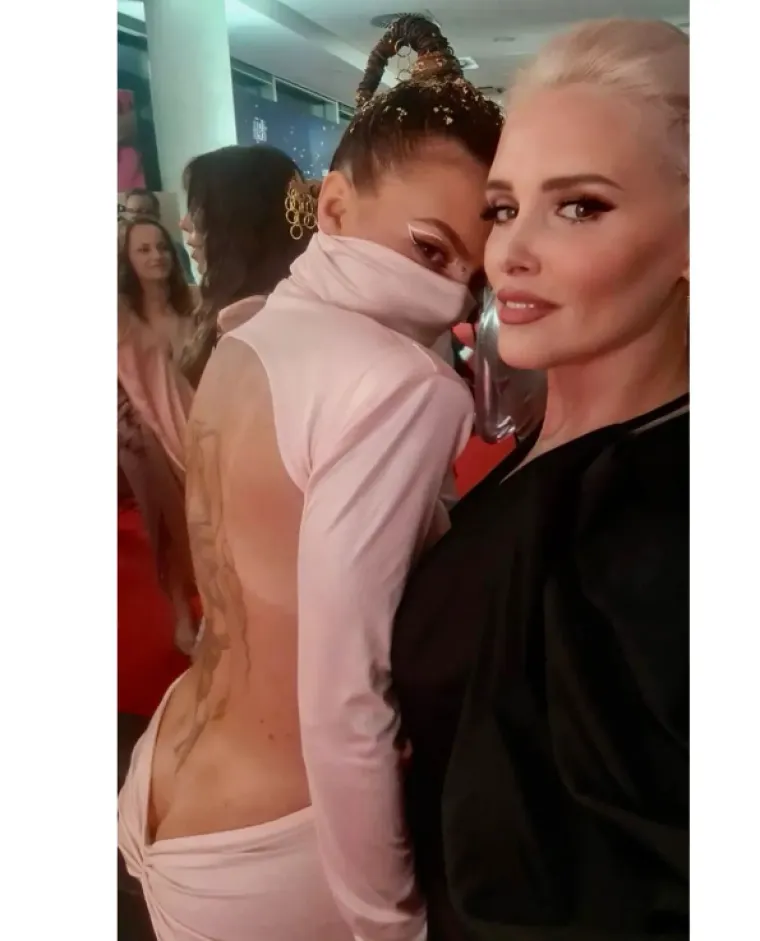 Je, nosila ih je! Ella Dvornik pokazala cijeli proces odijevanja najluđe haljine ikad i objasnila fenomen 'gole' guze