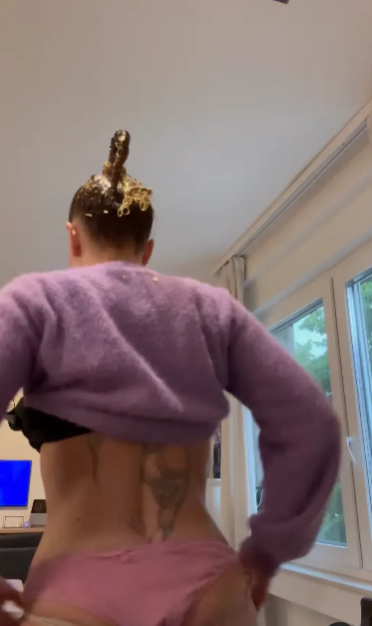 Je, nosila ih je! Ella Dvornik pokazala cijeli proces odijevanja najluđe haljine ikad i objasnila fenomen 'gole' guze