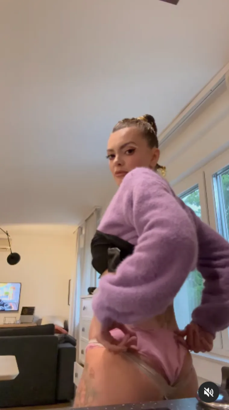 Je, nosila ih je! Ella Dvornik pokazala cijeli proces odijevanja najluđe haljine ikad i objasnila fenomen 'gole' guze