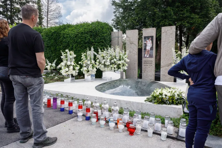 Biserka Petrović na tužnu obljetnicu snimljena na Draženovom grobu. Ovo slama i najtvrđa srca