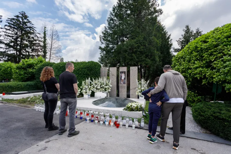Biserka Petrović na tužnu obljetnicu snimljena na Draženovom grobu. Ovo slama i najtvrđa srca