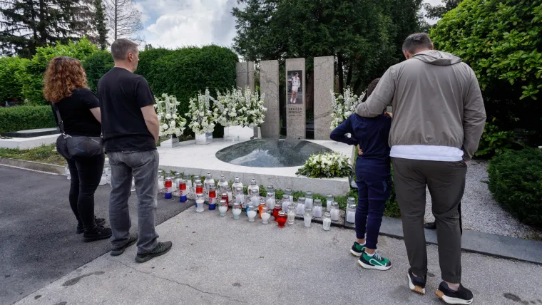 Biserka Petrović na tužnu obljetnicu snimljena na Draženovom grobu. Ovo slama i najtvrđa srca