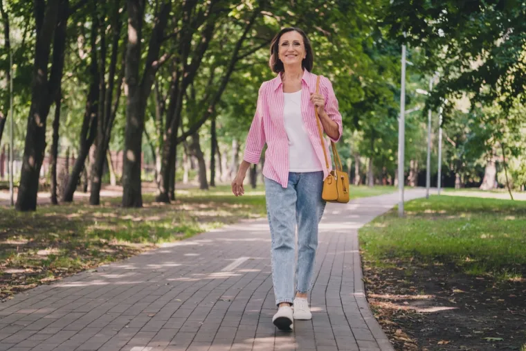 
Vožnja bicikla povećava brzinu vašeg metabolizma, što može pomoći u održavanju težine. Umjereno pedaliranje sagorijeva do 500 kalorija na sat, što je više od hodanja ili plivanja. Vožnja biciklom od 20 minuta do posla mogla bi potrošiti istu količinu kalorija koju sadrže cappuccino, čokoladica ili čaša vina od 175 ml.