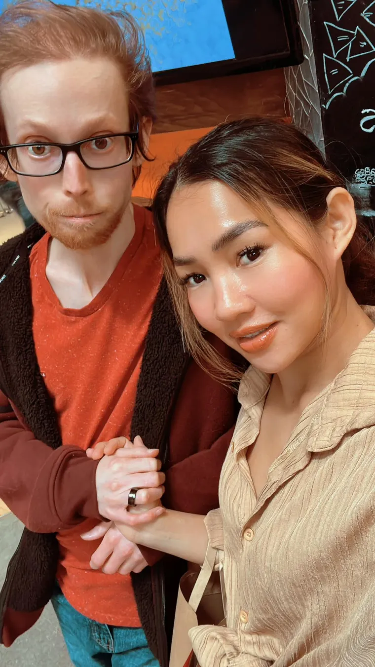 Ali Scott je dokazao da je u redu i letio je na Filipine šest puta samo kako bi vidio ljubav svog života. Scottova obitelj slaže se da je Divine unijela puno svjetla u njegov život, tijekom njihove veze postao je mnogo samouvjereniji i sretniji.