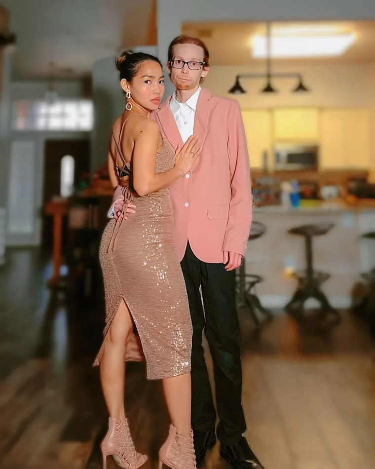 Zajedno su pokrenuli svoj TikTok 2021., a hejteri nisu mogli vjerovati da su zajedno. Počeli su optuživati Divine da je samo htjela zelenu kartu od njega ili da se udala za njega jer je bogat. No par se tome samo smije. 