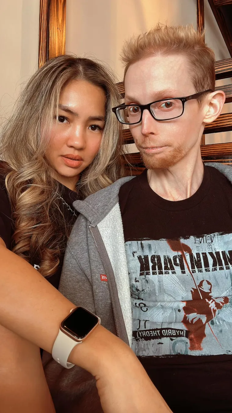 "Hajde ljudi, budite iskreni, sigurno niste stvarno u sretnom braku", pi&scaron;e jedan korisnik, a par je odgovorio snimkom na kojoj su njih dvoje u automobilu i Divine mužu kaže: "Du&scaron;o, rekli su da nisi sladak." "Pretpostavljam da to zapravo i nije važno; ona misli da jesam", odgovara Scott pokazujući na svoju suprugu na suvozačevu sjedalu. &ldquo;Da, o čemu pričate, ljudi? Moj muž je jako, jako zgodan&rdquo;, zaključuje Filipinka.