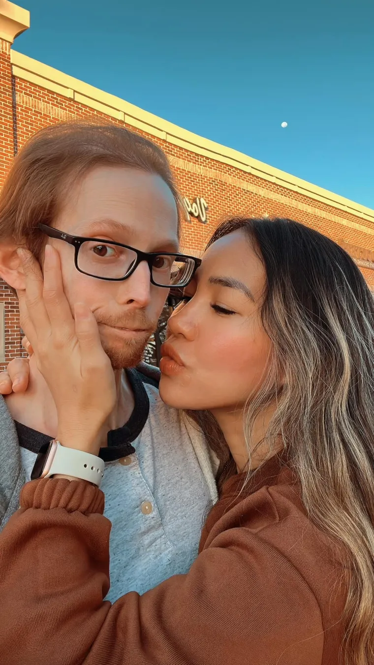 &ldquo;Jedino &scaron;to vam mogu preporučiti je da imate strpljenja jer je veza na daljinu te&scaron;ka i uvijek ćete se žrtvovati da biste bili u partnerovu životu bez obzira na to koliko su udaljeni ili koliko je sati&rdquo;, otvara Scott. "Vjerujte procesu", dodaje Divine.